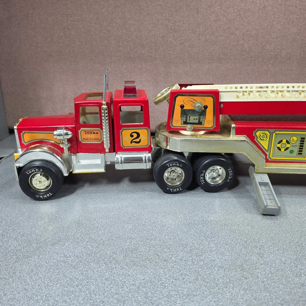 Vintage Tonka Hook and Ladder‎ Fire Truck #2 Plastic/Steel W/Siren Made In USA